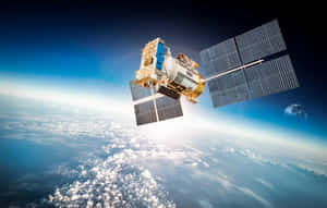 衛星在地球上空軌道，背景有月球 — 外太空 壁紙