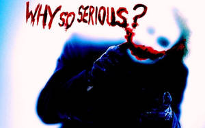 一個帶有紅色模糊笑容和文字「WHY SO SERIOUS?」的黑暗人物，文字為紅色。 — 小丑 壁紙