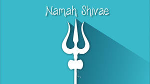 白色三叉戟配蝴蝶結和陰影，藍綠色背景上有 Namah Shiva 文字 — 神 壁紙