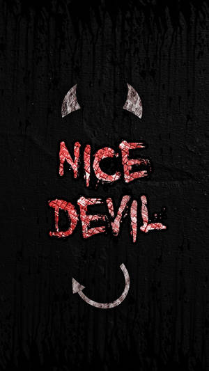 紅色裂紋文字寫著 nice devil，帶有銀色角和微笑，位於黑色背景上。 — 路西法 惡魔 壁紙