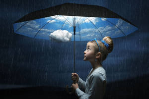 女孩拿著雨傘，在陰暗下雨的環境中展示晴朗的天空和雲朵 — 雨 壁紙