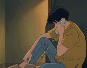 年輕男子靠牆坐著在昏暗房間打電話，溫暖光線。 — 日式波浪 壁紙