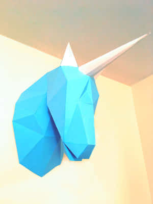 一個帶有白色角的藍色紙獨角獸頭部牆飾。 — Galaxy Z Fold 8 壁紙