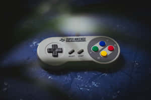 一個Super Nintendo控制器在藍色紋理表面上，帶有聚焦照明。 — MacBook Air M4 壁紙