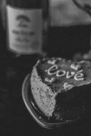 心形蛋糕，上面用糖霜寫著love，碟上有小心形。 — 愛心 壁紙
