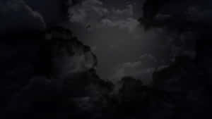 夜空中可見星星的暗色暴風雲。 — 夜空 壁紙