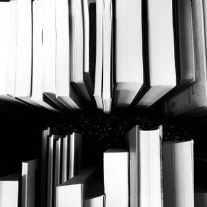 黑白堆疊的書籍，帶有戲劇性的陰影和對比。 — 黑白 壁紙