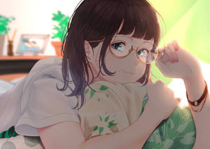 戴眼鏡的動漫女孩在室內綠色葉子枕頭上微笑。 — 可愛動漫女仔 壁紙