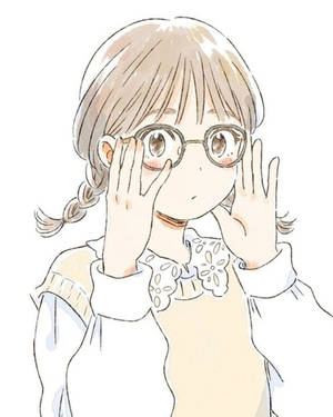 戴眼鏡和辮子的動畫女孩微笑著，雙手舉到臉旁。 — 動漫女孩 壁紙