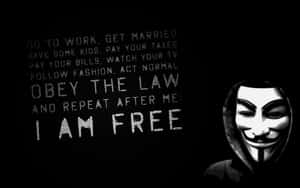 一個戴著 Guy Fawkes 面具的人，文字列出社會規範，以 'I AM FREE' 結尾。 — 政治 壁紙