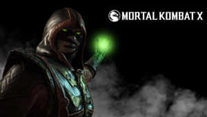 在煙霧瀰漫的黑暗中，擁有發光綠色眼睛和能量球的Mortal Kombat X角色。 — 忍者 壁紙