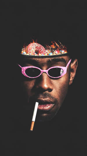 戴著粉紅色太陽眼鏡，頭上頂著燃燒的冬甩和糖果皇冠的男人。 — Tyler the creator GIF 壁紙