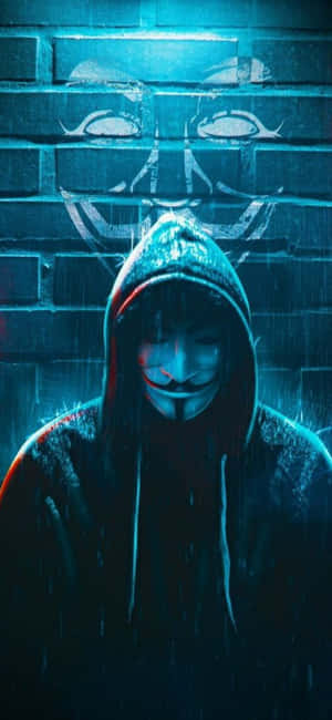穿連帽衫和戴蓋伊·福克斯面具的人站在雨中，背景是磚牆和塗鴉面具。 — 鬼滅之刃面具 壁紙