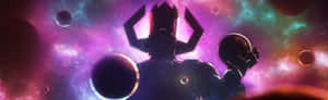 太空中的剪影外星戰士，手持行星，背景是色彩繽紛的星雲。