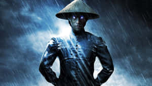 一個戴著錐形帽的神秘人物，眼睛發光，站在大雨中。 — 真人快打11 壁紙