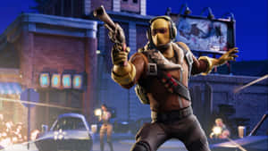 Fortnite角色在都市夜景中手持手槍，伴隨霓虹燈光。 — Fortnite 造型 壁紙
