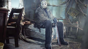 恐怖角色 Jason Voorhees 坐在一個破爛的房間裡的床上，手持一把沾滿血跡的砍刀。 — 月色夜空 壁紙