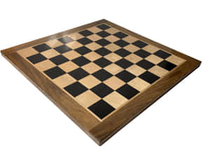 一個木製棋盤，帶有黑色和淺色木方格。 — 國際象棋 壁紙