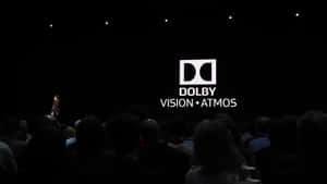 揚聲器在黑暗的影院中向觀眾介紹Dolby Vision Atmos。 — 天空景觀 壁紙