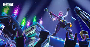 Fortnite角色在煙火和聚光燈下於舞台上表演，觀眾歡呼。 — 遊戲 壁紙
