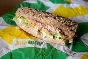 Subway吞拿魚三文治，配全麥麵包、芝麻和生菜。 — MacBook Pro M3 壁紙