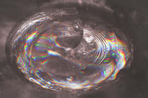 太空中帶有彩虹光效的發光宇宙漩渦。 — 故障 壁紙