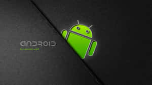 綠色Android機械人從帶有縫合接縫的黑色紋理表面後面探出頭來。 — 安卓 壁紙