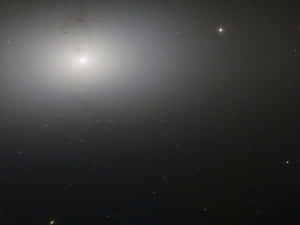 在深空中被遙遠恆星環繞的明亮螺旋星系。 — 銀河系 壁紙