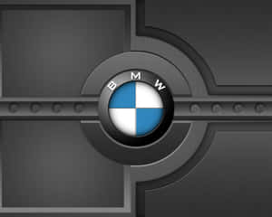 BMW標誌在帶有幾何細節的拉絲金屬面板上 — 5:4 壁紙