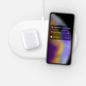 iPhone和AirPods充電盒在白色無線充電板上充電。 — 1:1 壁紙