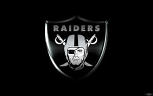 Raiders 足球隊標誌，帶有戴頭盔的臉和交叉的劍，黑色背景 — 掠奪者 壁紙