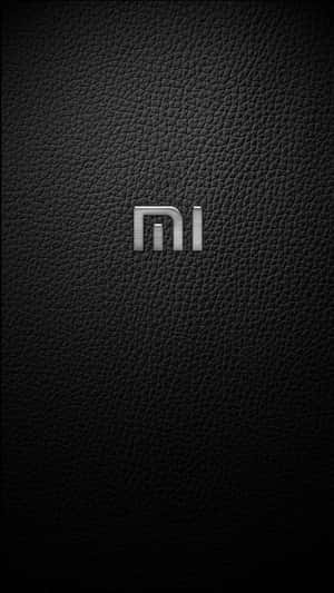 銀色Xiaomi標誌在黑色皮革紋理背景上。 — Xiaomi 壁紙