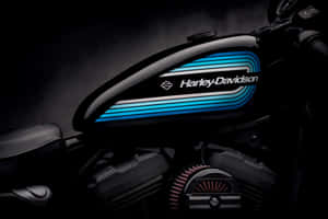 黑色Harley-Davidson電單車的近距離特寫，帶有藍色和白色條紋，在工作室燈光下。 — MacBook Air M4 壁紙