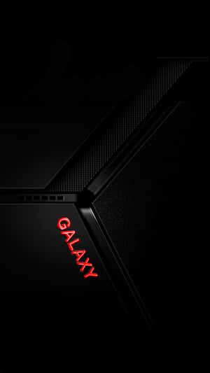 帶有發光Galaxy標誌的黑色科技設備。 — 三星 Galaxy S20 壁紙