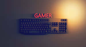 一個黑色遊戲鍵盤安裝在牆上，上方有一個紅色霓虹燈「GAMER」標誌。 — 遊戲 壁紙