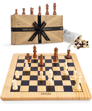 木製國際象棋套裝，棋盤上的棋子和禮品盒 — 國際象棋 壁紙