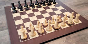木製棋盤上擺放著白色和黑色棋子的國際象棋套裝。 — 國際象棋 壁紙