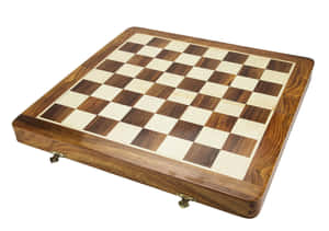 一個木製棋盤，在白色背景上有深色和淺色方格。 — 國際象棋 壁紙