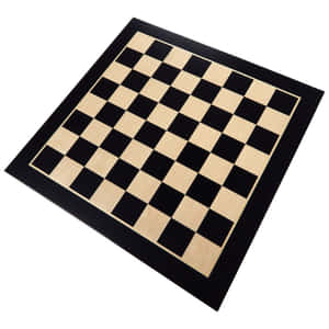 一個木製棋盤，有交替的淺色和深色方格，帶黑色邊框。 — 國際象棋 壁紙