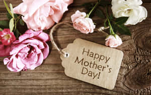 Happy Mother's Day 標籤與玫瑰在木質背景上 — 16:10 壁紙