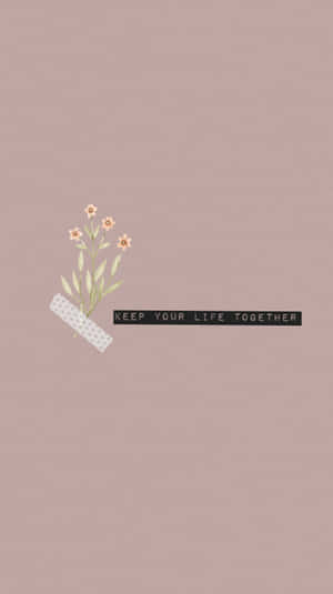 用膠帶貼著的花束，上面寫著 keep your life together，背景為粉紅色。 — 極簡美學 壁紙