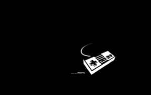 白色遊戲控制器圖形在黑色背景上，帶有曲線和下方文字。 — MacBook Pro M1 壁紙