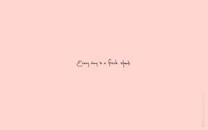手寫語句「Every day is a fresh start」在柔和粉紅色背景上 — 玫瑰金風格 壁紙