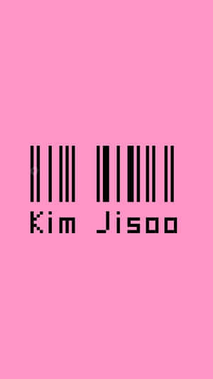 粉紅色背景，帶有黑色條碼和像素字體文字 Kim Jisoo。 — 簡單 壁紙