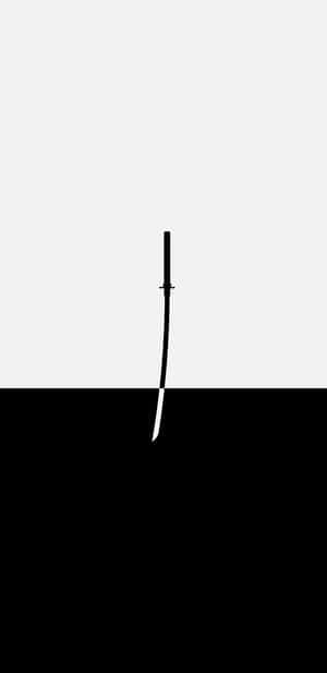 一把黑色武士刀剪影，背景為分割的黑白兩色。 — 黑白美學 壁紙