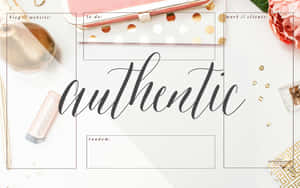 一個乾淨的桌面佈局，帶有金色點綴和「authentic」一詞，適合規劃和整理。 — 2560x1600 壁紙
