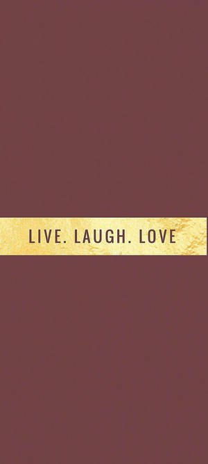 栗色背景上有一個金色橫幅，上面寫著 live laugh love。 — iPhone 17e 壁紙