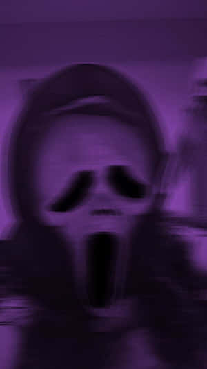 紫色燈光下的Ghostface面具，帶動態模糊效果。 — 鬼滅之刃面具 壁紙