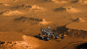 一個機械探測車穿越火星佈滿灰塵的橙色地形，背景是岩石丘陵。 — 火星 GIF 壁紙