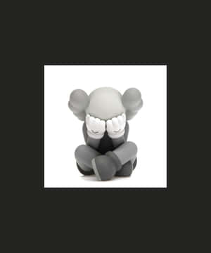 灰色KAWS Companion公仔坐在白色背景上，雙手遮眼。 — Apple Watch Ultra 壁紙